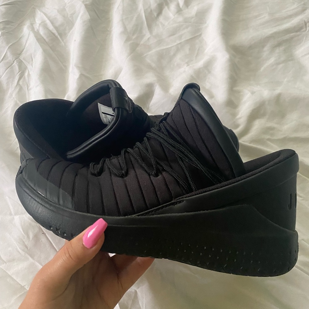 Jordan luxe trainers black size 7y